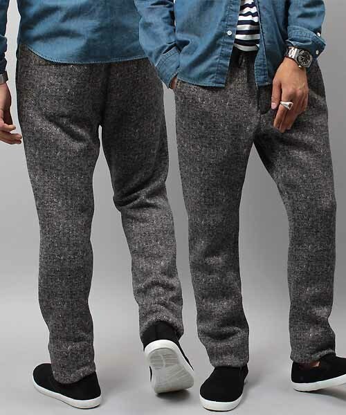 ESSENTIAL GARMENT MEN'S BIGI（エッセンシャルガーメントメンズビギ）の「【長谷川博己さん着用 メンズジョーカー12月号P91掲載】フリーススウェットパンツ/クラシック柄プリント（その他パンツ・メンズ・ブラック/チャコールグレー/グレー・MEDIUM/LARGE）」の2枚目の写真