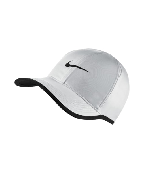 NIKE（ナイキ）の「ナイキ フェザー ライト アジャスタブル テニスキャップ（アクセサリー＆ギア > キャップ・ブラック/ブラック/ブラック/ホワイト/ホワイト/ブラック/ホワイト/ブラック/ユニバーシティレッド/ブラック/ユニバーシティレッド/ホワイト/ブラック/ブラック/ブラック/ホットラバ・ONE SIZE）」の2枚目の写真