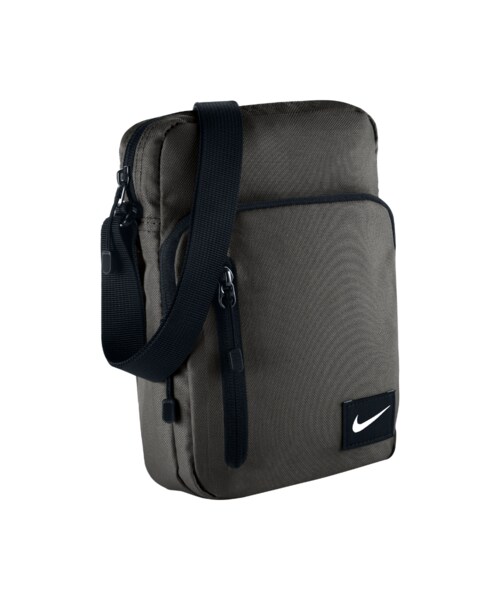 NIKE（ナイキ）の「ナイキ コア スモール アイテム II バッグ（アクセサリー＆ギア > バッグ・メンズ・ディープピューター/ブラック/ホワイト/ブライトクリムゾン/ブラック/ホワイト/ブリゲードブルー/ブラック/ホワイト・ONE SIZE）」の2枚目の写真