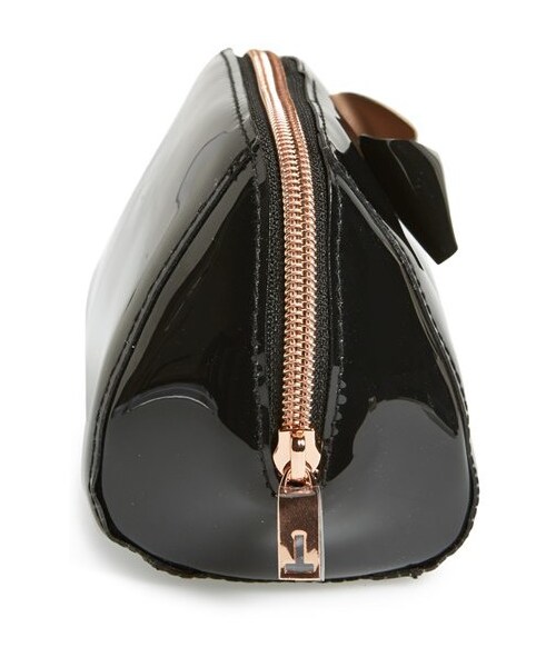 Ted Baker(テッドベーカー)の「Ted Baker London 'Bow Trapeze - Small Washbag' Cosmetics Case(メイクブラシ・レディース・Black/Pink・One Size)」の4枚目の写真