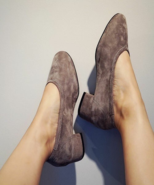 DHOLIC（ディーホリック）の「スエードミドルヒールシューズ（パンプス・レディース・キャメル/ピンク/グレーベージュ/ブラック・230/235/240/245/250）」の3枚目の写真