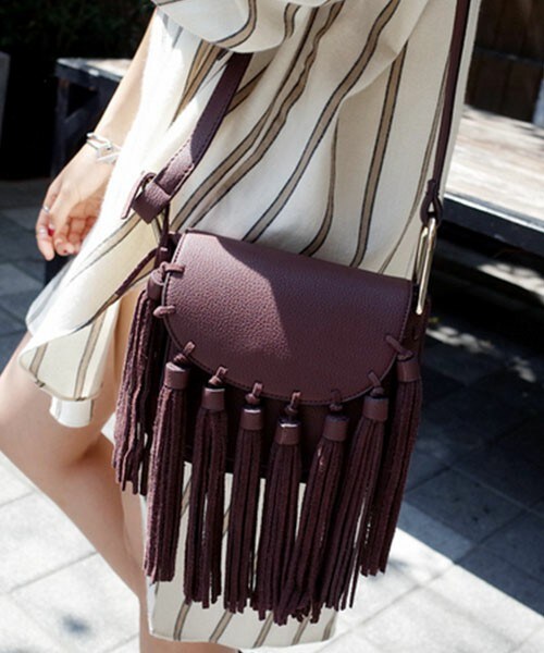 DHOLIC(ディーホリック)の「ディープカラータッセルポシェット(ショルダーバッグ・レディース・レッド/ブラウン/ブラック・FREE)」の3枚目の写真