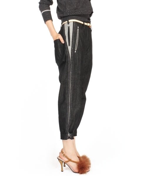 RNA（アールエヌエー）の「サドルステッチテーパードパンツ（パンツ・レディース・ブラックデニム/ブルーデニム・S/M）」の4枚目の写真