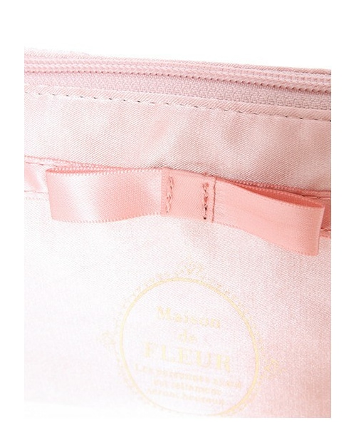 Maison de FLEUR サテンブランドロゴポーチ Maison de FLEUR（メゾンドフルール）の「サテンブランドロゴ