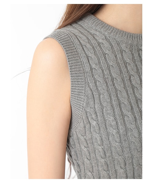 E hyphen world gallery（イーハイフンワールドギャラリー）の「・細ケーブル編ニットベスト（トップス・アイボリー/杢グレー/キャメル/ネイビー・F）」の9枚目の写真