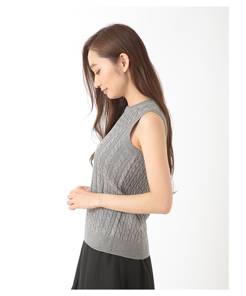 E hyphen world gallery（イーハイフンワールドギャラリー）の「・細ケーブル編ニットベスト（トップス・アイボリー/杢グレー/キャメル/ネイビー・F）」の6枚目の写真