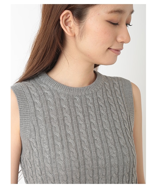 E hyphen world gallery（イーハイフンワールドギャラリー）の「・細ケーブル編ニットベスト（トップス・アイボリー/杢グレー/キャメル/ネイビー・F）」の8枚目の写真