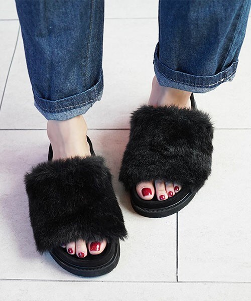 DHOLIC（ディーホリック）の「フェイクファースライドサンダル（サンダル・レディース・クリーム/ブラック/ブルーパープル・225/230/235/240/245/250）」の2枚目の写真