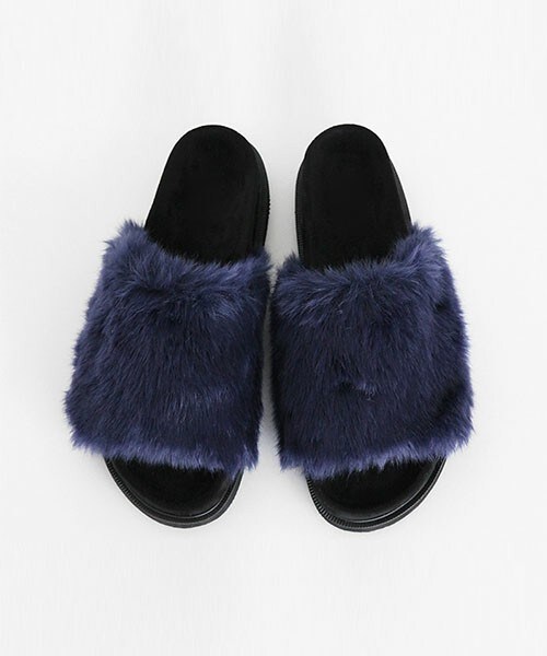 DHOLIC（ディーホリック）の「フェイクファースライドサンダル（サンダル・レディース・クリーム/ブラック/ブルーパープル・225/230/235/240/245/250）」の3枚目の写真