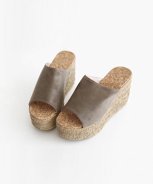 DHOLIC（ディーホリック）の「フェイクスエードウェッジヒールサンダル（サンダル・レディース・カーキ/カーキグレー/ネイビー/ブラウン/ブラック/ベージュ/ワイン・225/230/235/240/245）」の3枚目の写真