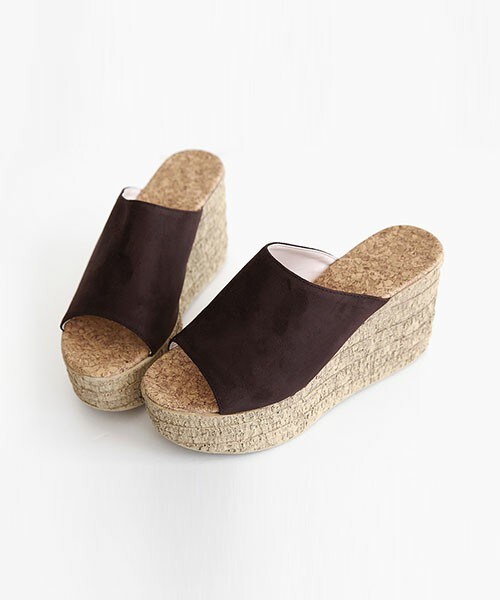 DHOLIC（ディーホリック）の「フェイクスエードウェッジヒールサンダル（サンダル・レディース・カーキ/カーキグレー/ネイビー/ブラウン/ブラック/ベージュ/ワイン・225/230/235/240/245）」の4枚目の写真