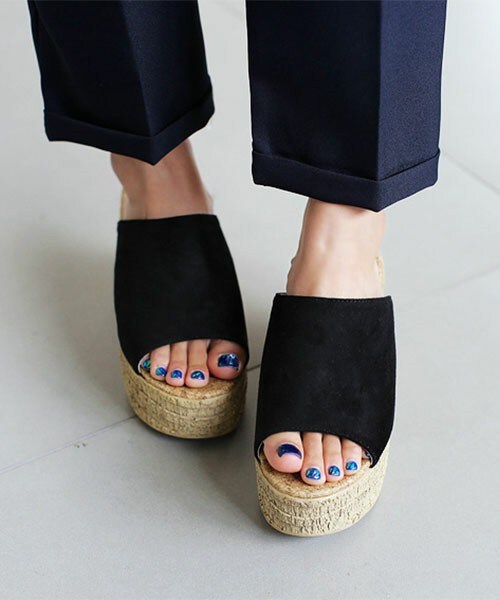 DHOLIC（ディーホリック）の「フェイクスエードウェッジヒールサンダル（サンダル・レディース・カーキ/カーキグレー/ネイビー/ブラウン/ブラック/ベージュ/ワイン・225/230/235/240/245）」の2枚目の写真