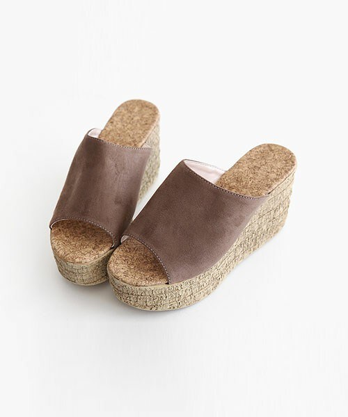 DHOLIC（ディーホリック）の「フェイクスエードウェッジヒールサンダル（サンダル・レディース・カーキ/カーキグレー/ネイビー/ブラウン/ブラック/ベージュ/ワイン・225/230/235/240/245）」の5枚目の写真