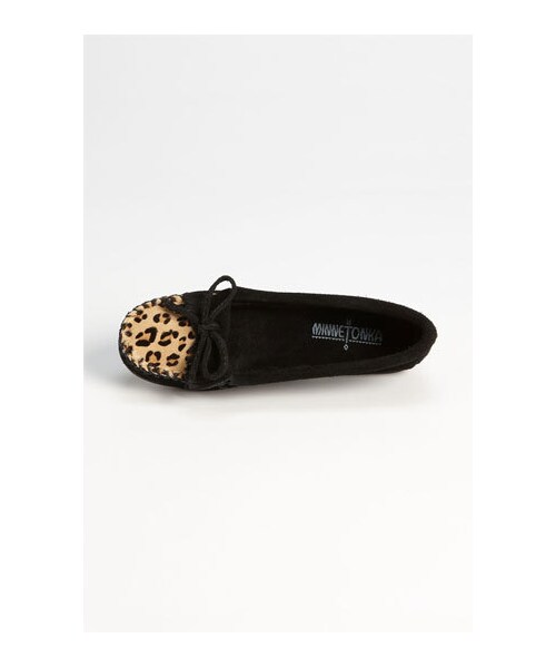 Minnetonka（ミネトンカ）の「Minnetonka 'Leopard Kilty' Moccasin（シューズ・レディース・Black・10 M/11 M/5 M/5.5 M/6 M/6.5 M/7 M/7.5 M/8 M/8.5 M/9 M/9.5 M）」の2枚目の写真