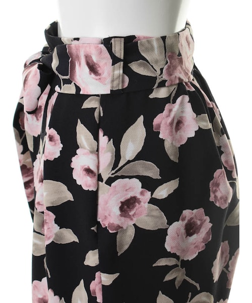 31 Sons de mode（トランテアン　ソン　ドゥ　モード）の「花柄コクーンスカート（スカート・レディース・オフホワイト/グレー/ネイビー・36/38）」の7枚目の写真