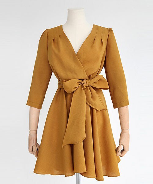 DHOLIC(ディーホリック)の「リボン付きタックVネックワンピース(ワンピース・レディース・ワイン/マスタード/ネイビー・FREE)」の3枚目の写真