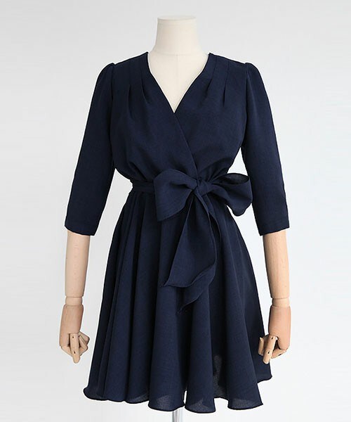 DHOLIC(ディーホリック)の「リボン付きタックVネックワンピース(ワンピース・レディース・ワイン/マスタード/ネイビー・FREE)」の2枚目の写真