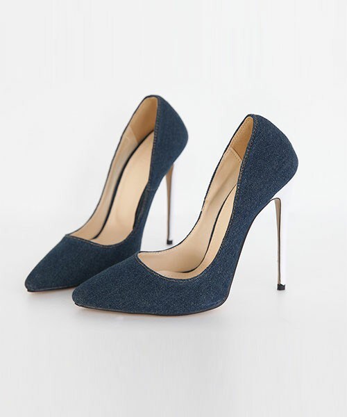 DHOLIC(ディーホリック)の「デニムディティールポインテッドトゥハイヒール(パンプス・レディース・ディープブルーデニム/ブラック・225/230/235/240/245/250)」の1枚目の写真