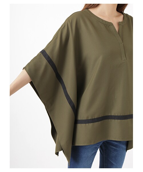 E hyphen world gallery（イーハイフンワールドギャラリー）の「・ラインスクエアポンチョブラウス（トップス・オフホワイト/カーキ/ネイビー・F）」の8枚目の写真