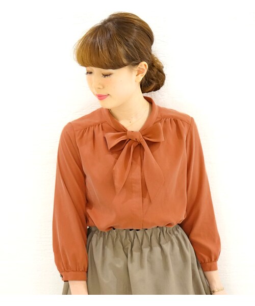 laboratory work（ラボラトリーワーク）の「ボウタイ七分袖ブラウス（トップス・レディース・ベージュ/オレンジ/ライトネイビー・M）」の2枚目の写真