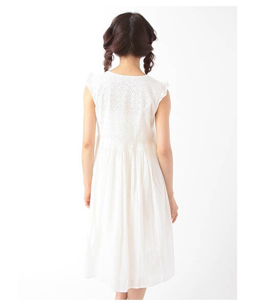 ehka sopo(エヘカソポ)の「スモッキングワンピース 1101857-21-13-11(ワンピース/ドレス・アイボリー/オフホワイト/サックスブルー・M)」の6枚目の写真