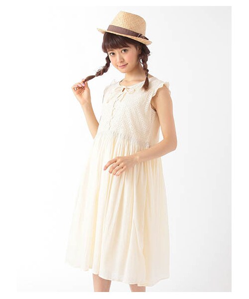 ehka sopo(エヘカソポ)の「スモッキングワンピース 1101857-21-13-11(ワンピース/ドレス・アイボリー/オフホワイト/サックスブルー・M)」の1枚目の写真