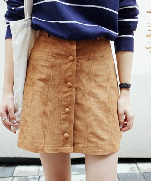 DHOLIC(ディーホリック)の「スエード調フロントボタンAラインスカート(スカート・レディース・キャメル/ブラック・S/M)」の1枚目の写真