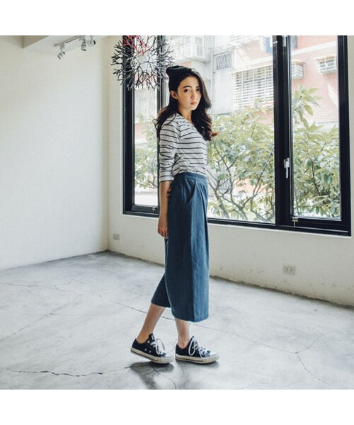 QUEEN SHOP（クイーンショップ）の「自然休閒風格硬挺觸感的牛仔材質製成挺實的穿起來有精神不軟塌打摺細節提升整體顯瘦度鬆緊腰圍+雙口袋 給予舒適的便利性擁有寬褲在手 想走鬆身時髦感一點都不難!（パンツ・レディース・F・S/M）」の5枚目の写真