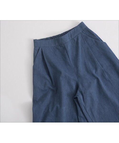 QUEEN SHOP（クイーンショップ）の「自然休閒風格硬挺觸感的牛仔材質製成挺實的穿起來有精神不軟塌打摺細節提升整體顯瘦度鬆緊腰圍+雙口袋 給予舒適的便利性擁有寬褲在手 想走鬆身時髦感一點都不難!（パンツ・レディース・F・S/M）」の8枚目の写真