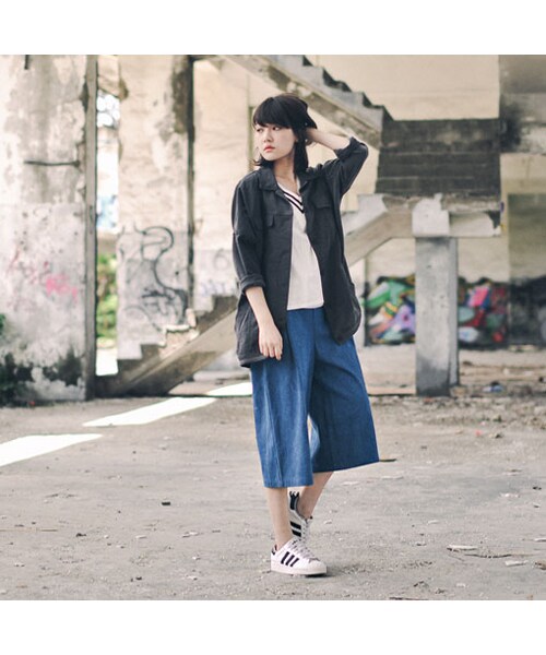 QUEEN SHOP（クイーンショップ）の「自然休閒風格硬挺觸感的牛仔材質製成挺實的穿起來有精神不軟塌打摺細節提升整體顯瘦度鬆緊腰圍+雙口袋 給予舒適的便利性擁有寬褲在手 想走鬆身時髦感一點都不難!（パンツ・レディース・F・S/M）」の2枚目の写真