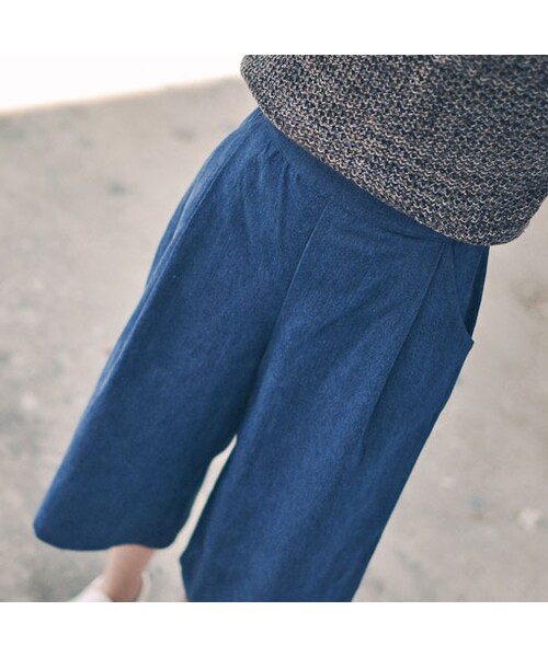 QUEEN SHOP（クイーンショップ）の「自然休閒風格硬挺觸感的牛仔材質製成挺實的穿起來有精神不軟塌打摺細節提升整體顯瘦度鬆緊腰圍+雙口袋 給予舒適的便利性擁有寬褲在手 想走鬆身時髦感一點都不難!（パンツ・レディース・F・S/M）」の3枚目の写真