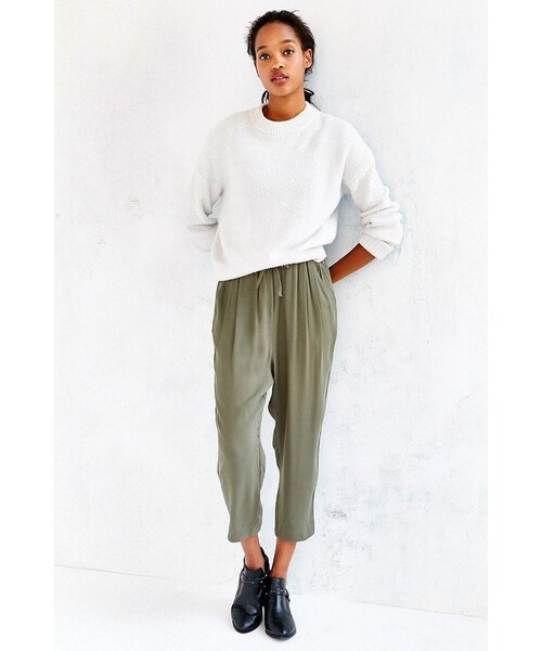 URBAN OUTFITTERS（アーバンアウトフィッターズ）の「Ecote Mono Cropped Pant（その他パンツ・レディース・Black/Green・XS/S/M/L）」の2枚目の写真