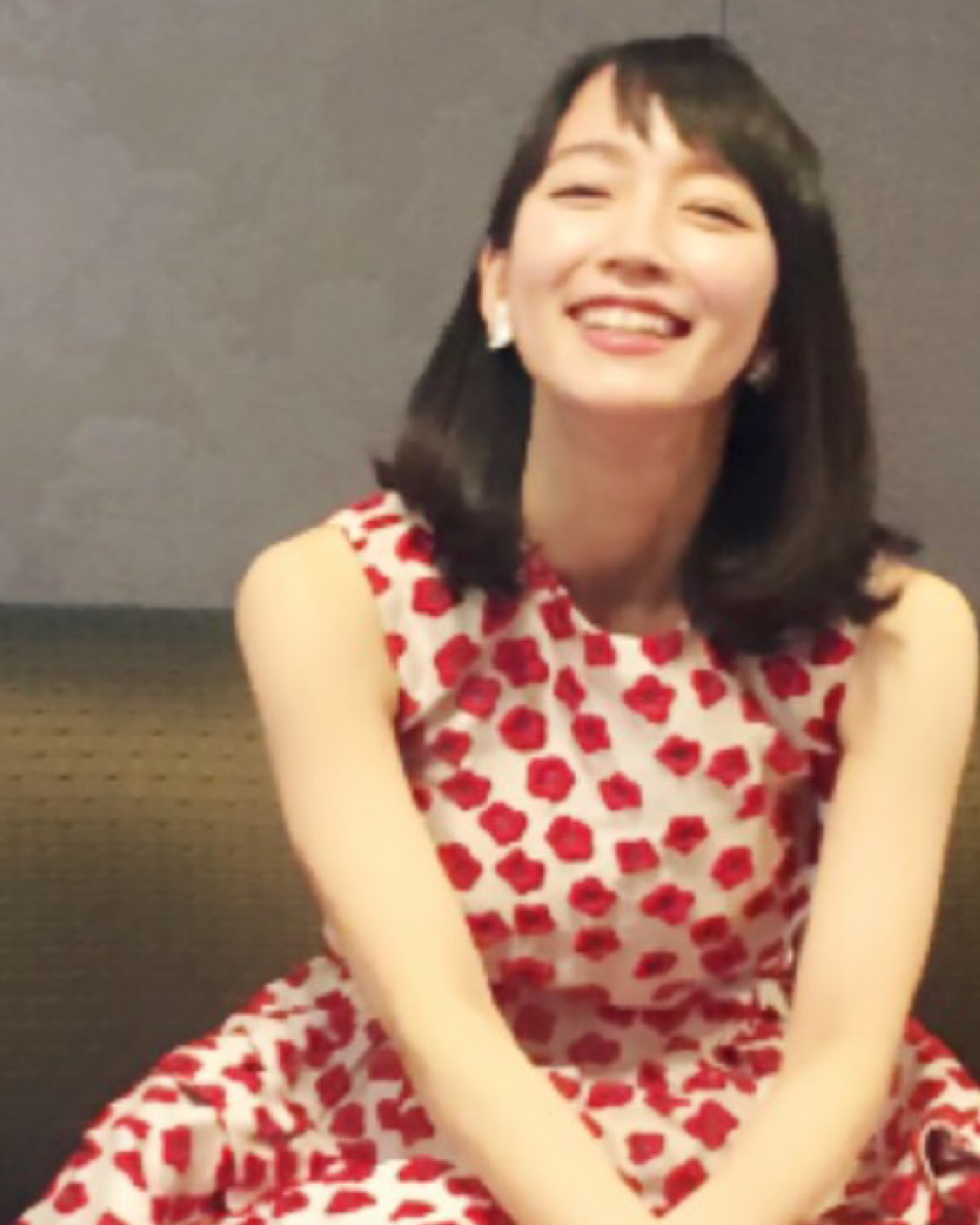 吉岡里帆さん着用 タグ付 ルール ロジェット フリルネック ブラウス 総柄 吉岡里帆｜petite robe noireのピアス（両耳用）を使った
