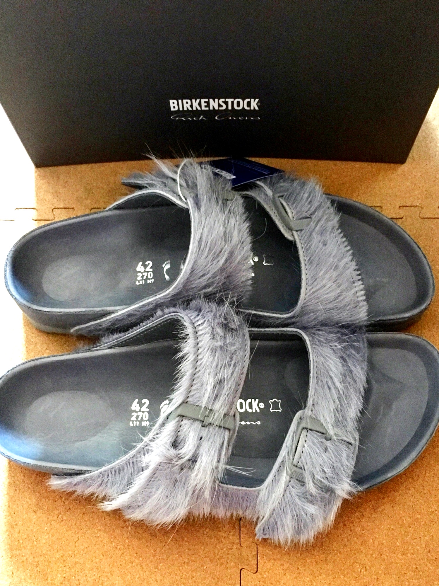 Rick Owens Birken Stock リックオウエンス　ファーサンダル 定番モデルがモードに進化！ 完売必至、「ビルケンシュトック×リック