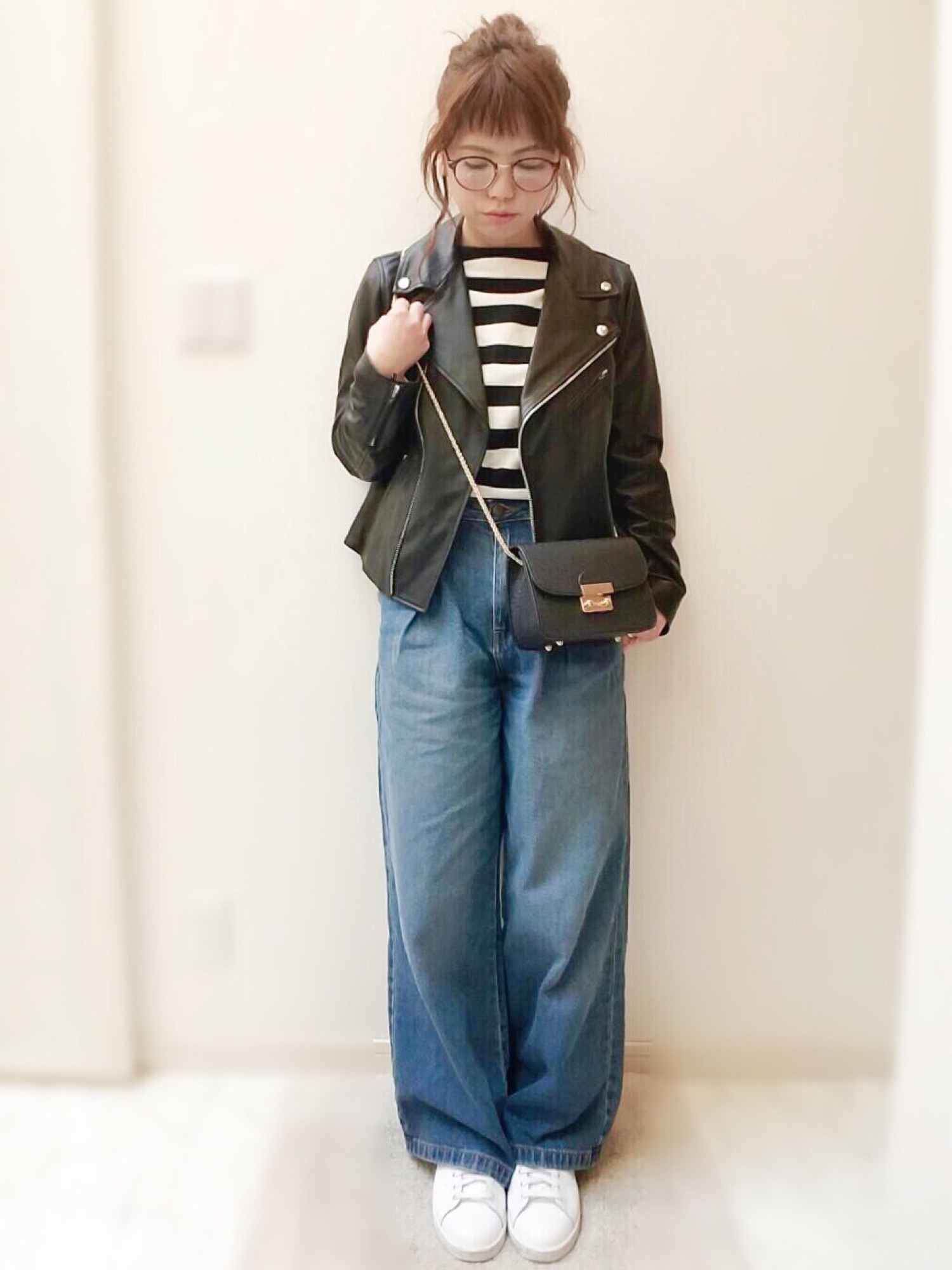 ライダースジャケットを使った「バギーパンツ」のレディース人気