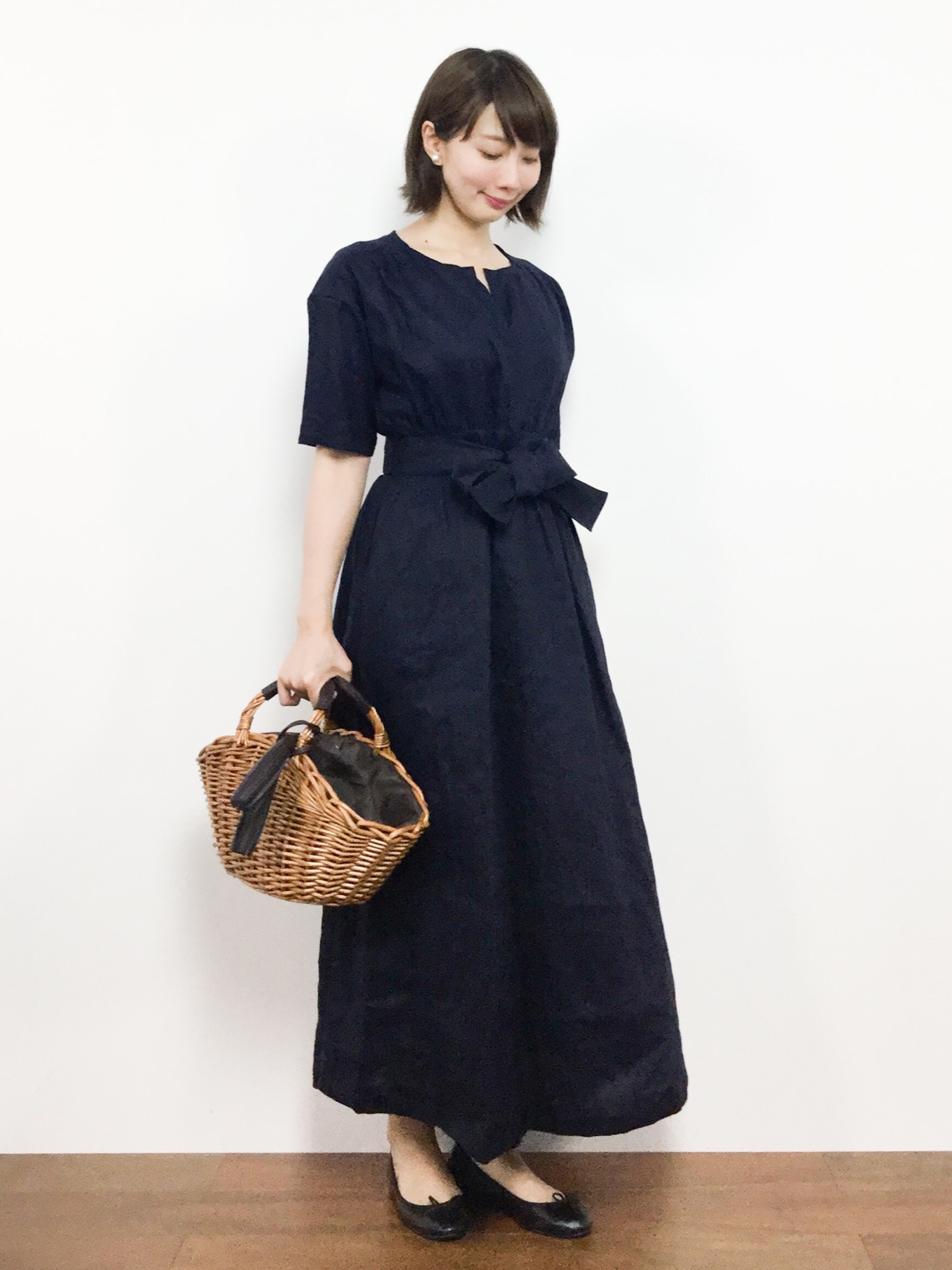 専用 未使用級 SLOBE IENA リネンロングワンピース 紺 ウエストリボン SLOBE IENA（スローブイエナ）の「麻スキッパーロングワンピース