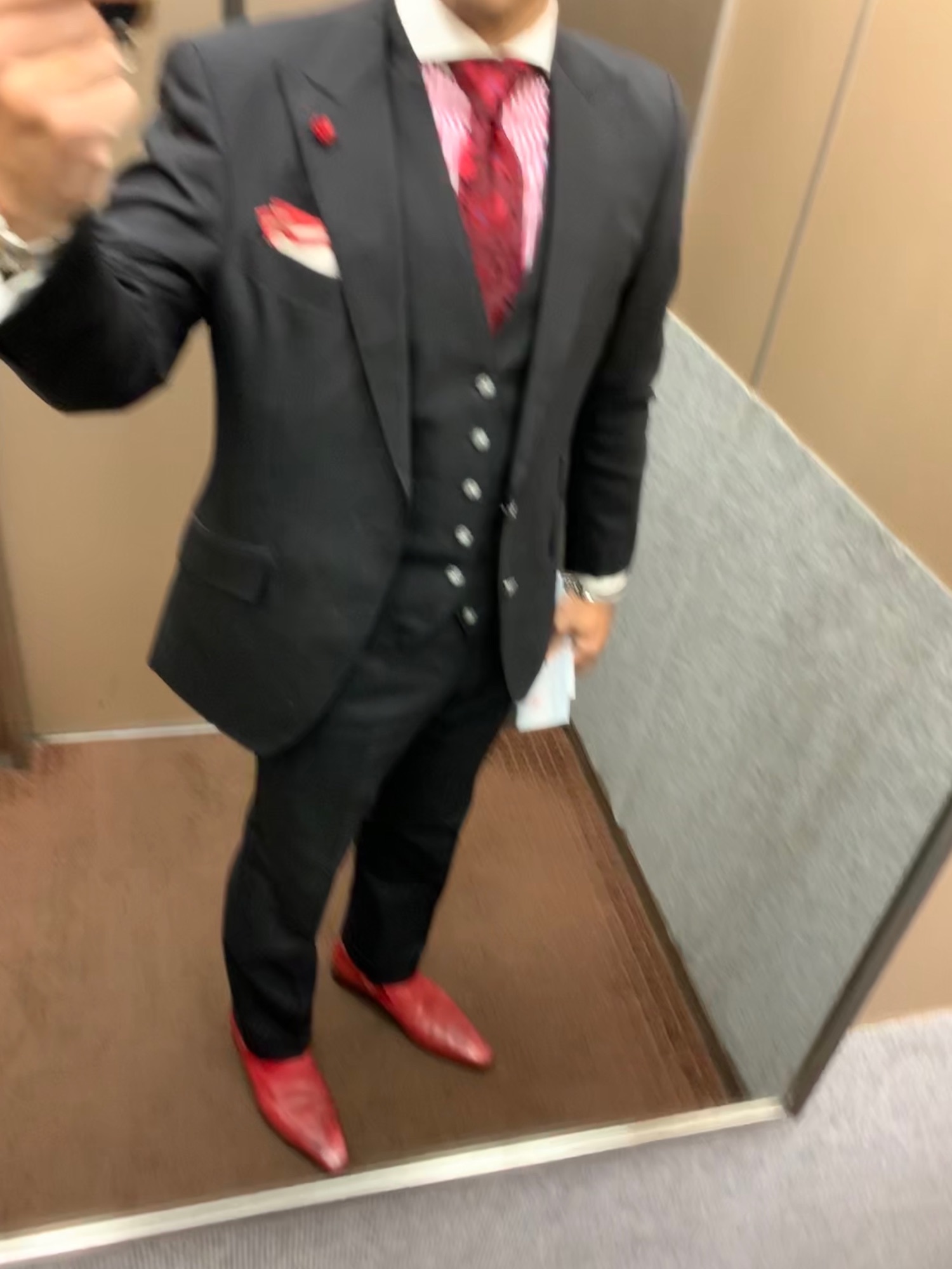 ネクタイを使った「黒×赤」の人気ファッションコーディネート - WEAR