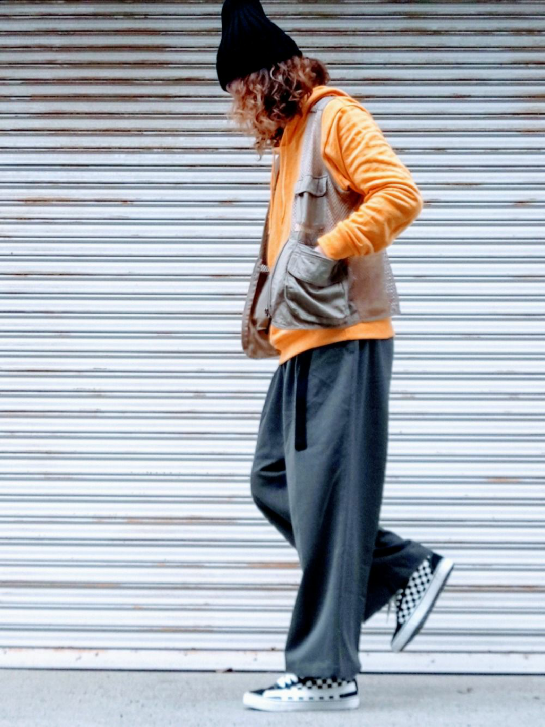 パーカーを使った「オレンジ×グレー」の人気ファッション  