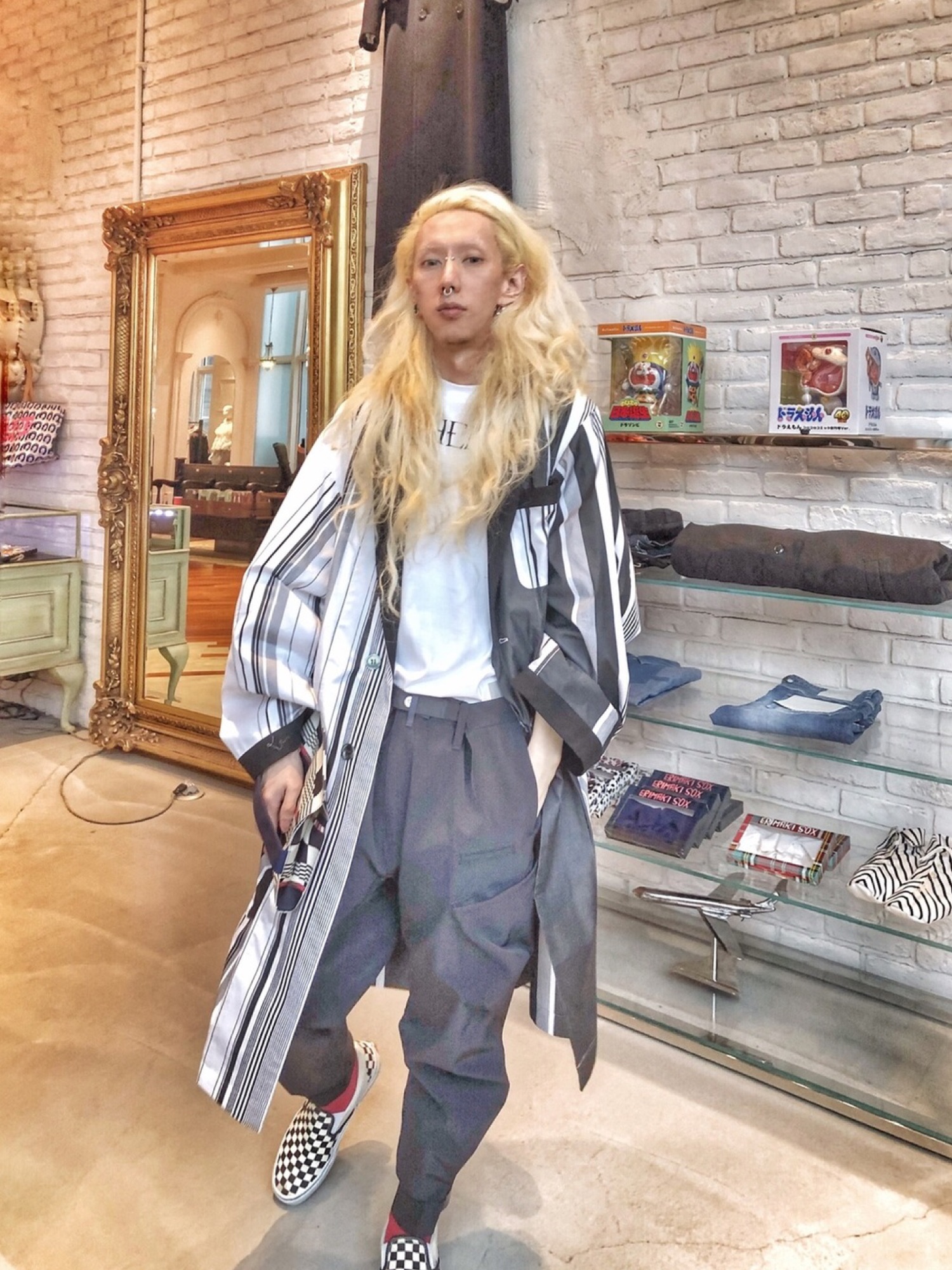 チェスターコートを使った「White Mountaineering」の人気ファッション