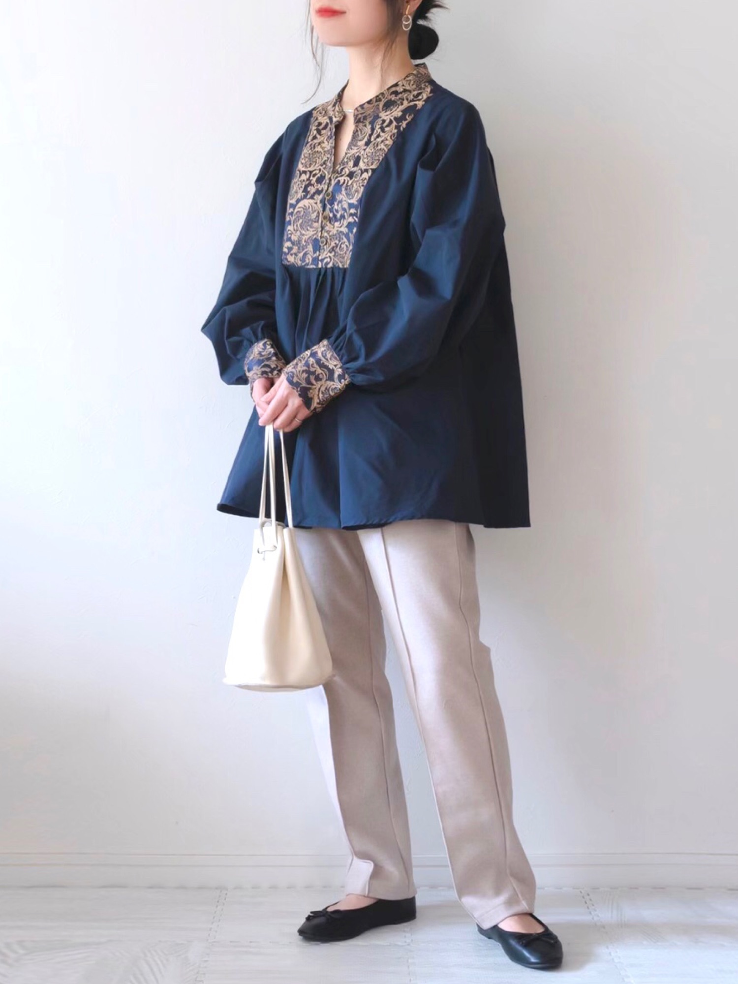 コースタイルGONGFU BACK BUTTON BLOUSE
