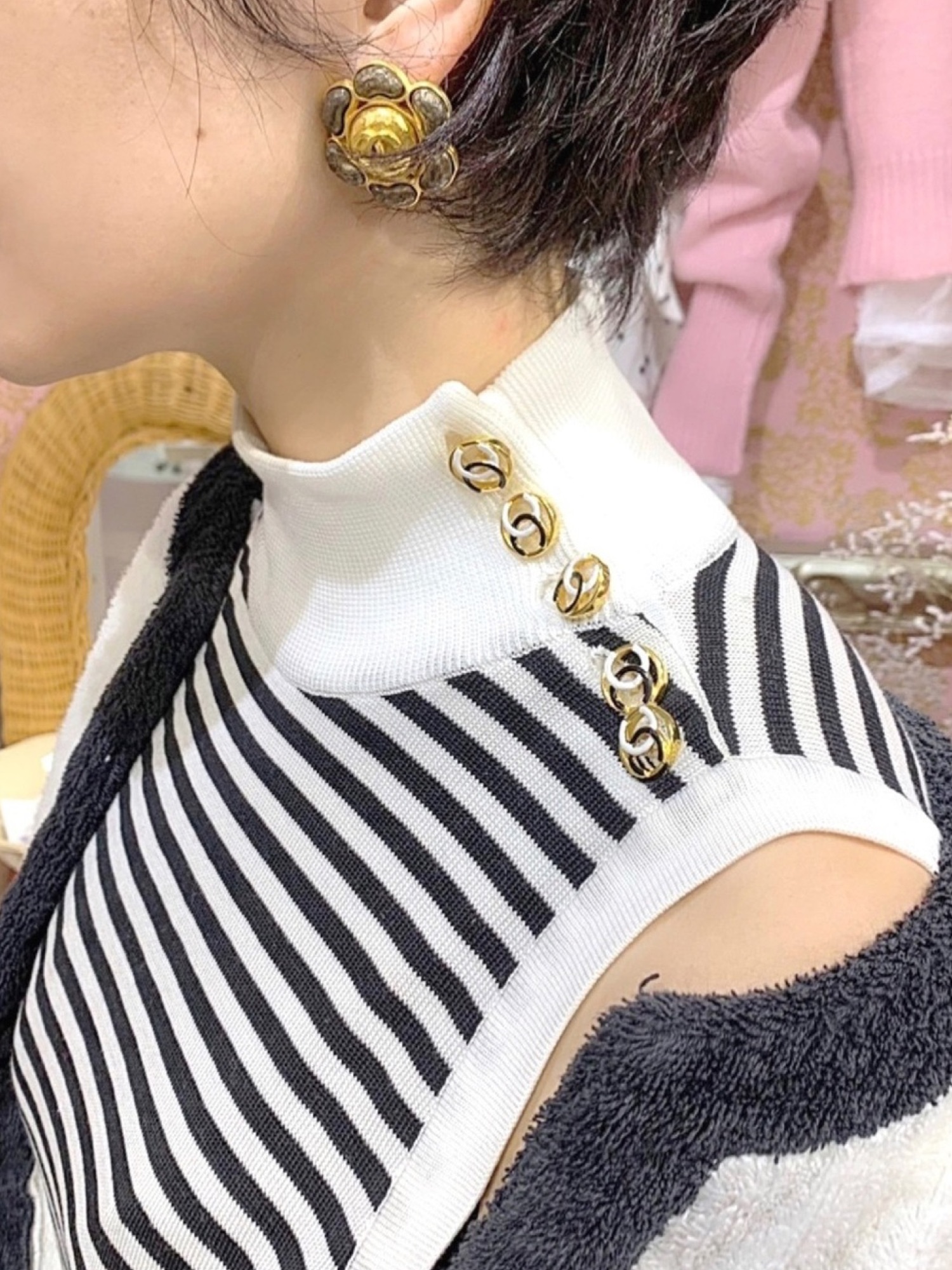 【コーデのワンポイント♪】CHANEL イヤーアクセサリー片耳用 CHANELのイヤリング（片耳用）を使った人気ファッション