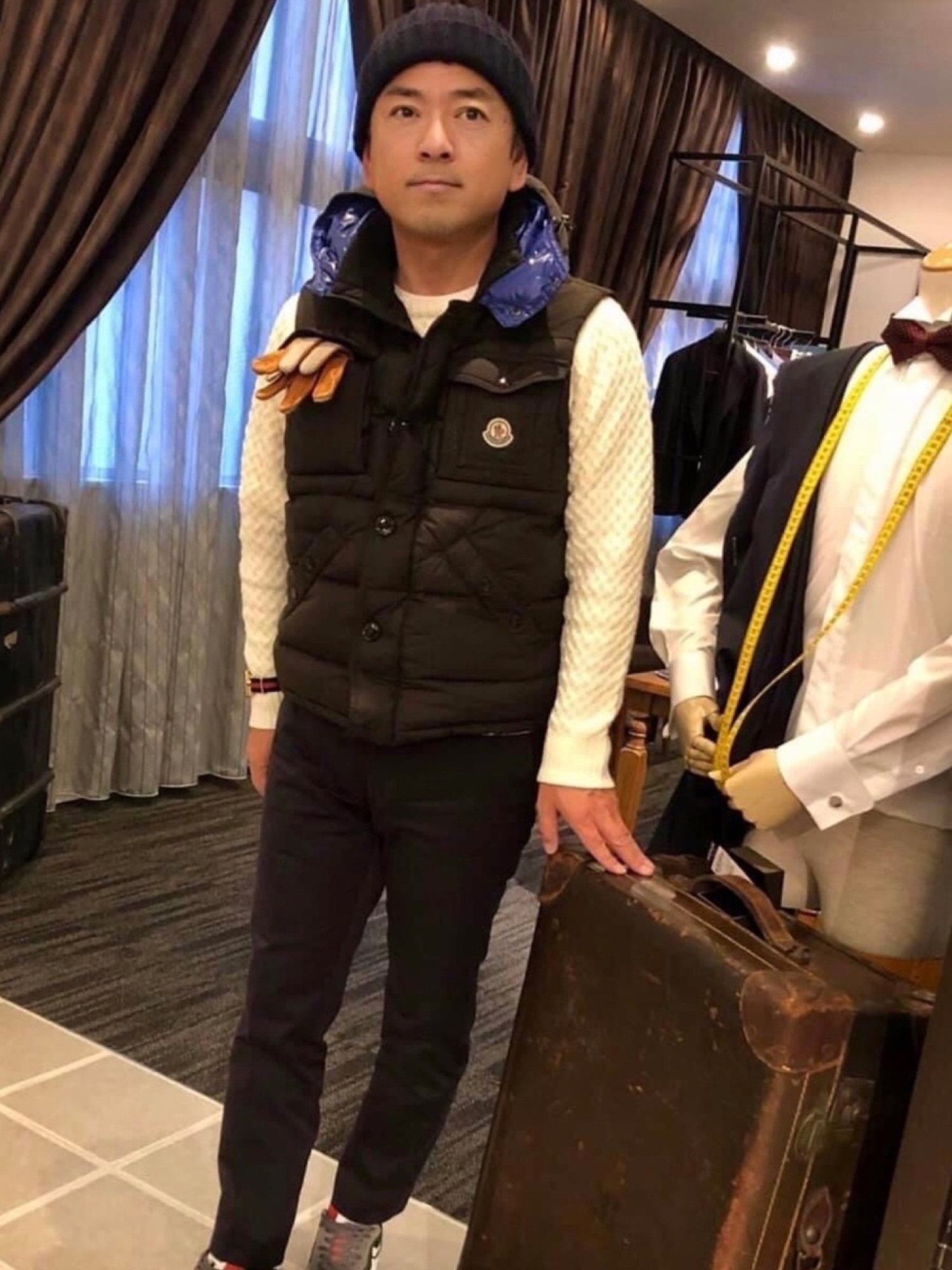 MONCLERのダウンベスト（ブラウン系）を使った人気ファッション