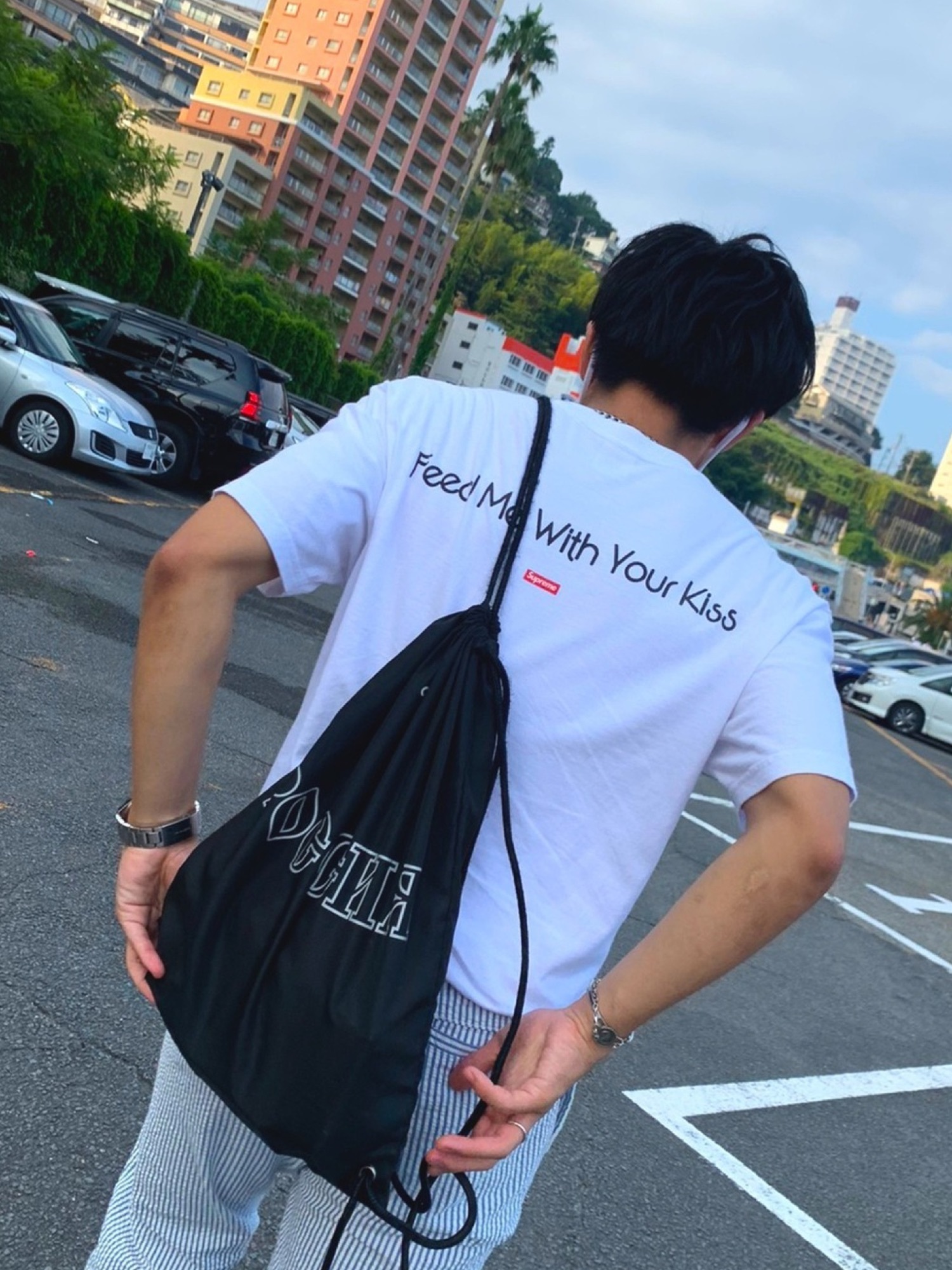 Supreme のトップスを使った「ナップサック」の人気ファッション  