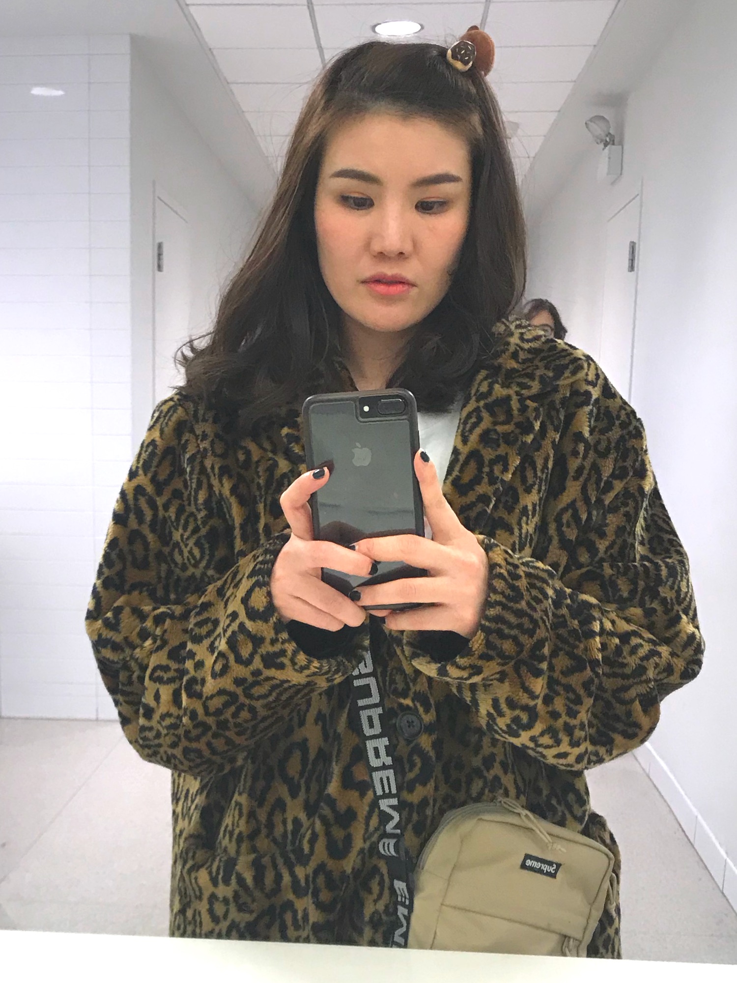 Supreme のトートバッグ（ベージュ系）を使った人気ファッション