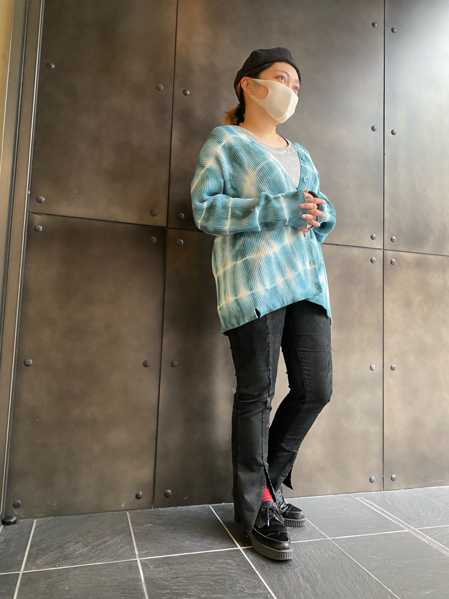 DIESELのローファーを使った「デニムパンツ」の人気ファッション 