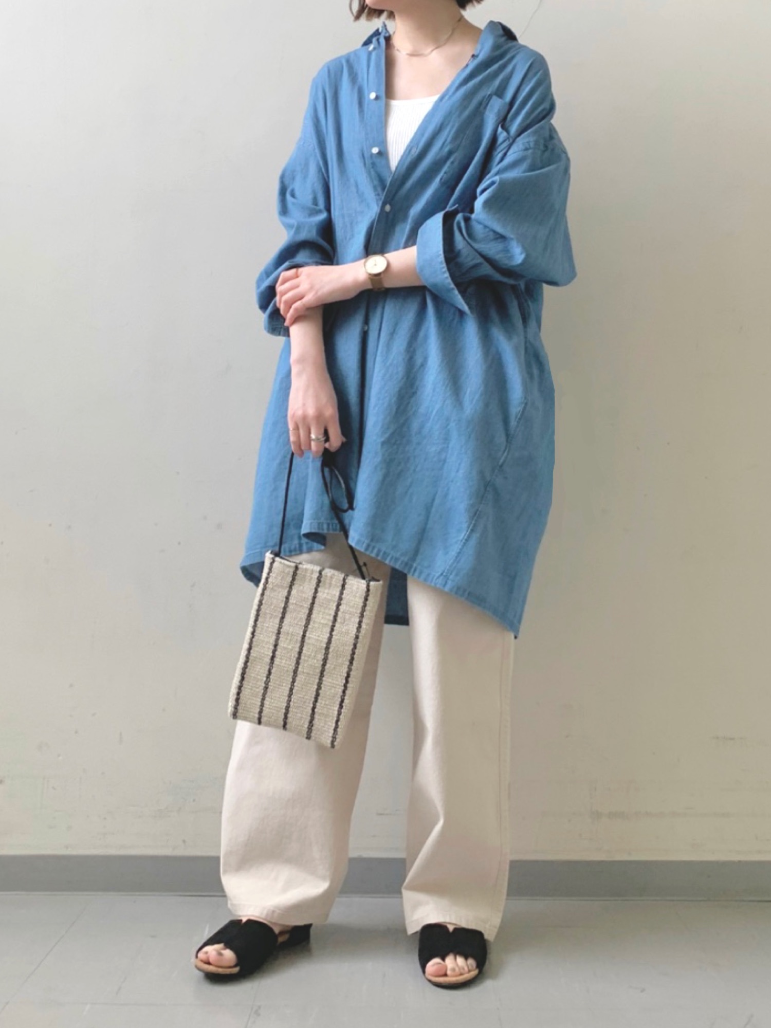 今季新品★アーバンリサーチドアーズ★ライトデニムオーバーシャツチュニック URBAN RESEARCH DOORS（アーバンリサーチドアーズ）の「ライトデニム