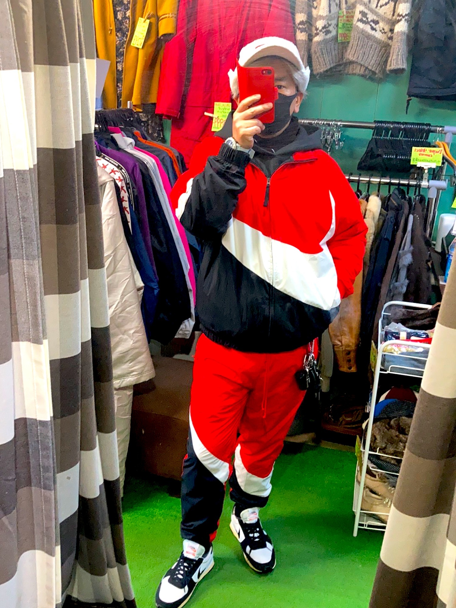 NIKEのセットアップ（レッド系）を使った人気ファッション