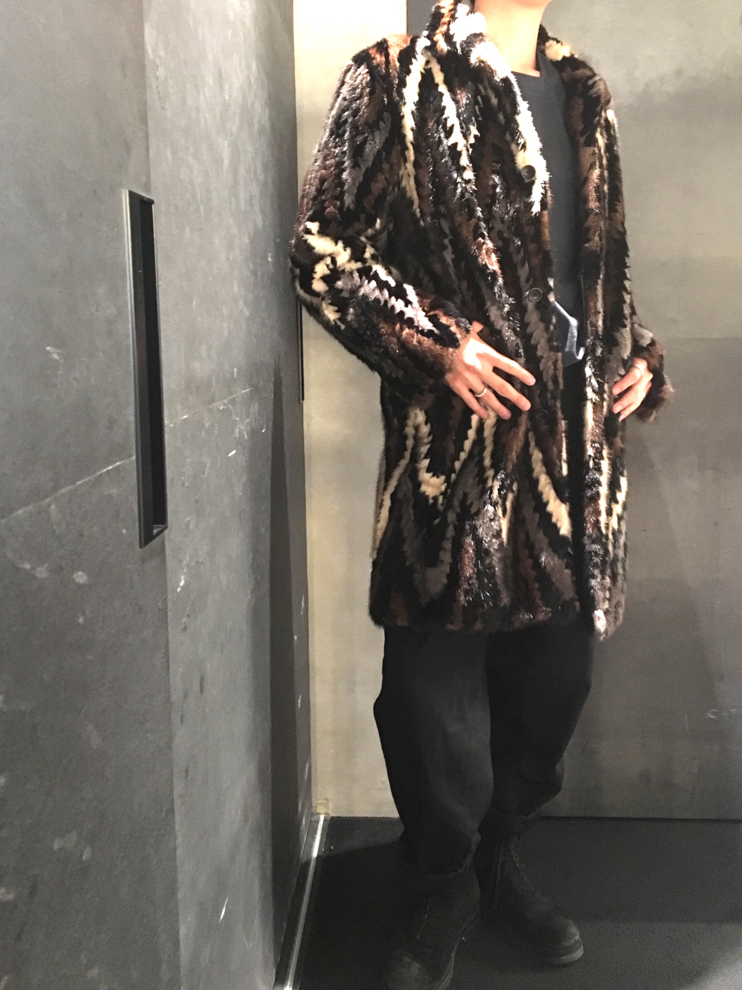 ISAMU KATAYAMA BACKLASHのチェスターコートを使った人気ファッション