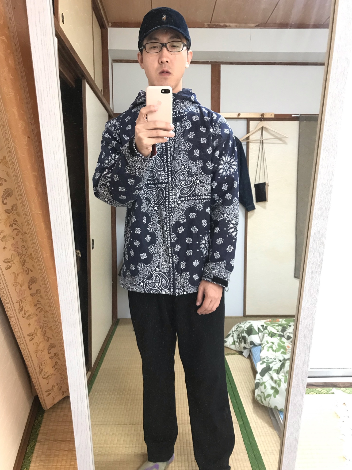 マウンテンパーカーを使った「バンダナ柄」のメンズ人気ファッション