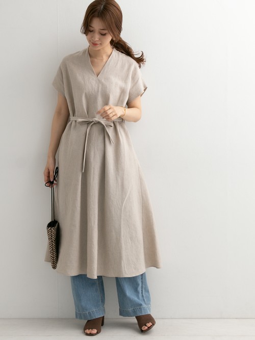 美品✨アーバンリサーチドアーズ DOORS リネンVネックワンピース ベージュ URBAN RESEARCH DOORS（アーバンリサーチドアーズ）の「リネンV